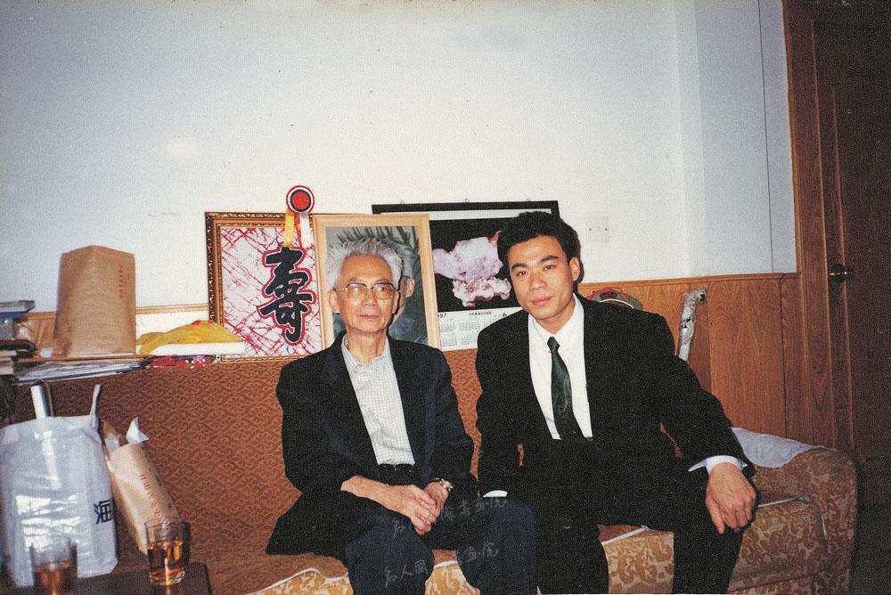 1996年陈博洲作客于中国书协主席沈鹏（左）家中