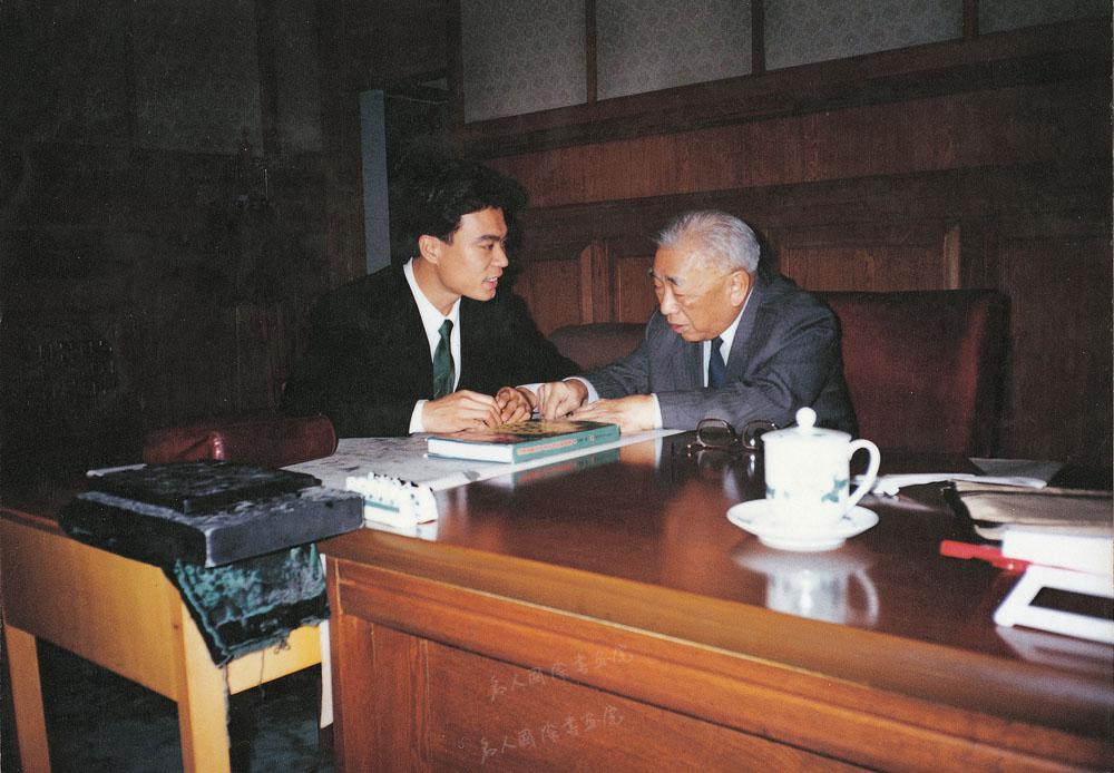 1996年全国人大副委员长卢嘉锡在北京接见陈博洲