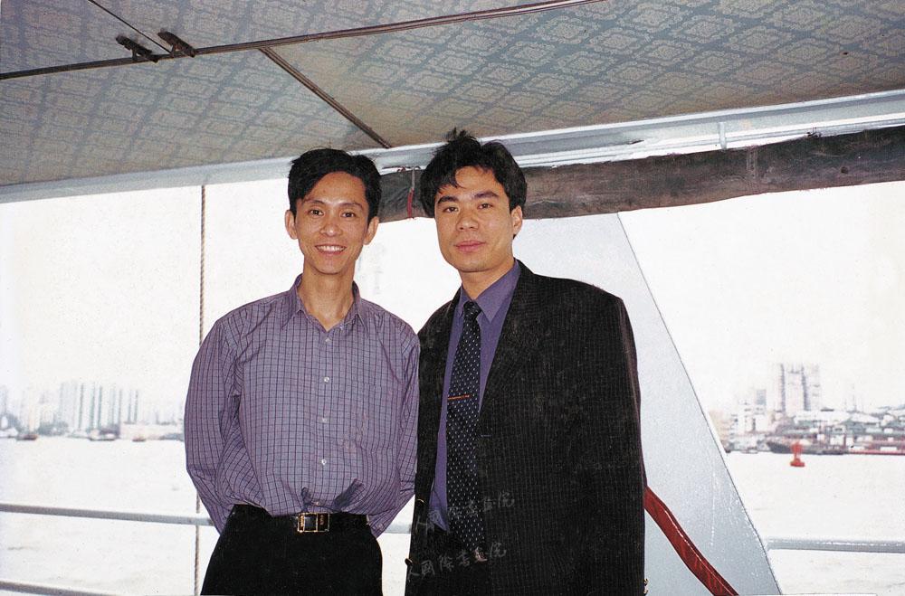 1998年陈博洲与著名画家何家英（左）在澳门